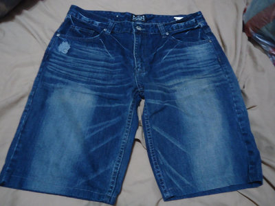Big Train 藍色純棉中腰牛仔五分褲,後口袋赤青圖案,尺寸2L,腰圍35吋,褲長:20吋,降價大出清