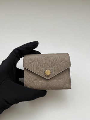Louis Vuitton 壓紋ZOE 短夾(米白色)M69800
