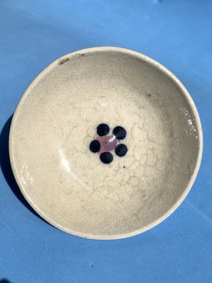 台灣早期老碗盤 — 碟(#40) 青花胭脂紅圓點 直徑8.8公分 全新未使用