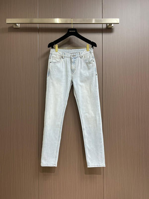 Loewe 2024SS早春新款牛仔褲，立體修身裁剪工藝,更貼合亞洲人體型! 進口全五金輔料,細節處紐扣均刻 NO59579