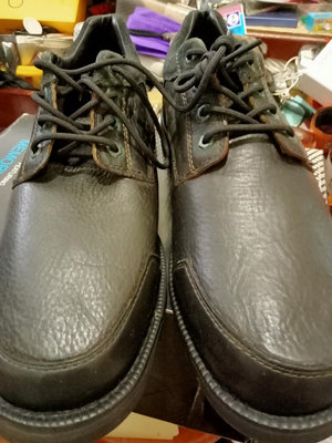 特大尺寸腳碼美國品牌Timberland正品鞋面全真牛皮，耐磨橡膠底黑色及咖啡色系有12號及11號半黑咖啡色此拍賣埸為圖.休閒防滑鞋，全新品，低價出售。
