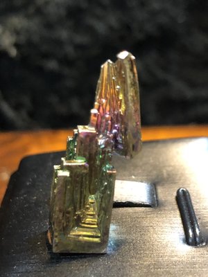 『華山堂』天然漂亮 激光 帶 彩虹光 水晶 鉍晶 七彩鉍礦石 鉍結晶 體擺件靈修能量石 附玻璃盒