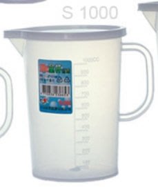◎超級批發◎震嶸 S1000-000358 量杯 透明冷水壺 花茶壺 果汁壺 塑膠調味壺 浮雕刻度 單把 1L 附蓋