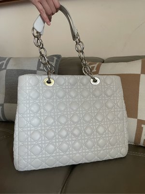 Dior 真品 白色牛皮 黛妃包 托特包 方型手提包 可肩背，底部些微 跟 五金扣環有使用痕跡， 可以看照片 購物包 媽媽包