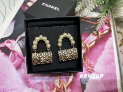《真愛名牌精品》CHANEL AB6211 金屬與琉璃珠 金與珍珠白 珍珠包包 針式耳環 *全新品*