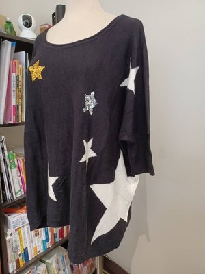 E hyphen World Gallery ♥日本品牌♥ 深黑素面 拼接星星圖案 飛鼠袖針織上衣