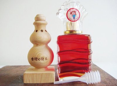 【阿里山小姑娘】阿里山檜木精油70ml(非噴頭式)加台灣檜木芳香瓶座: 森林的氣息超多芬多精
