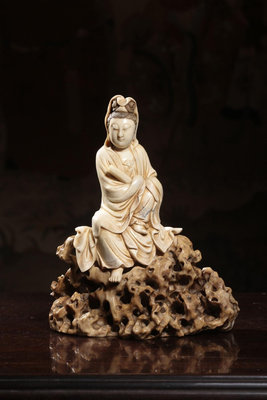 清代壽山石瓷白料持經觀音擺件，含座高cm