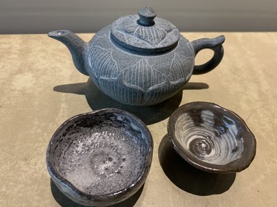 ［老東西］早期收藏正青斗石茶壺，附兩個日本早期手窯茶杯（一個有落款），都收著沒用過，決定釋出，難得組合