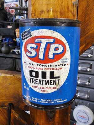 (I LOVE 樂多) 日本進口 美國石油品牌 STP 仿舊化 復古油桶掛飾 可放置桌上可掛牆 復古 美式