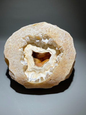 【聚寶盆】馬達加斯加山料瑪瑙奇石擺件，白色鈣化皮，風格獨，1033 奇石 石頭 擺件【清雅齋】