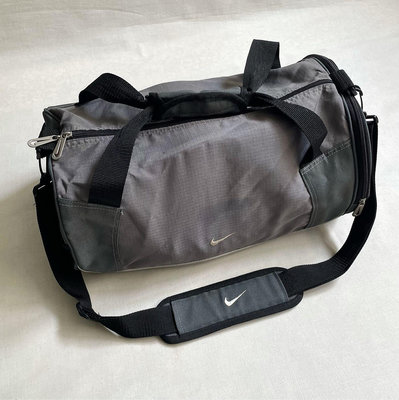 美國製造 90s Nike Sports Duffle Bag 防撕裂尼龍 圓筒包 手提側背包 健身運動 vintage
