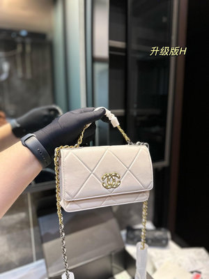 【二手包包】chanel 19 Woc 發財包 小香牛皮最近好多明星都在背Chanel 19 這款包是由老佛NO159048