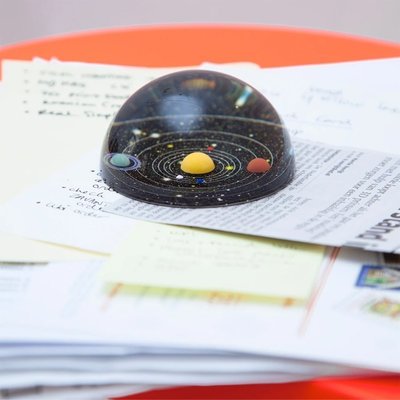 美國 Kikkerland 行星鎮紙 太陽系桌面擺件 星空宇宙玻璃裝飾品