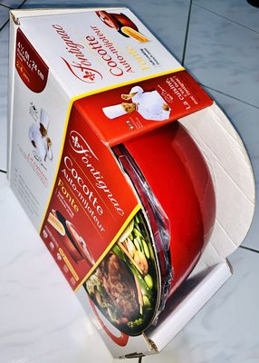 名品特搜站~德國雙人旗下的法國Fontignac 24cm鑄鐵鍋 “全新未拆封”，是超喜氣的紅色，適合送禮可自用唷