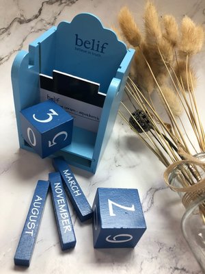 belif  Brand New手作萬年曆 適合桌上擺飾清新活力藍後有空間可放便條紙筆為枯躁空間點綴繽紛