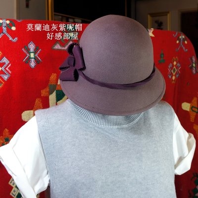 莫蘭迪紫灰呢帽，搭配四葉幸運草花飾，更顯浪漫甜美！長髮清秀，短髮俏麗，今年冬季最優雅的浪漫造型拍檔！