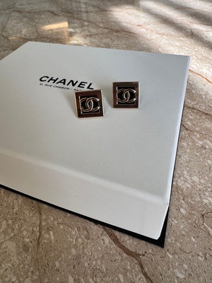 全新品 Chanel 少有款 香奈兒 方塊造型 cc logo 耳夾 耳環 配件：盒、套、緞帶 山茶花 ❤️ 甜 23500$