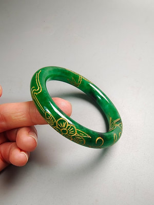 古玉老玉古董收藏的古代緬甸冰種滿綠老翡翠描金圓條手鐲 內徑5.9cm 條粗1.1cm 手工雕刻 包漿渾厚 品相如0584