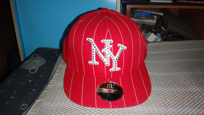 ~保證真品全新的 MLB 紐約洋基隊 職棒大聯盟 貼水鑽款紅白條紋色棒球帽7 5/8號~便宜起標無底價標多少賣多少