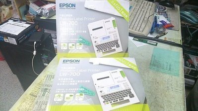 【米路3C】公司貨含發票~EPSON LW-700 LW700 LW 700 可攜式標籤機.可接電腦編輯.內建圓角器