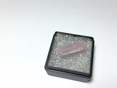 【Texture &amp; Nobleness 低調與奢華】精品影片礦區 原礦 標本 -粉色鋰輝石- 1.73克