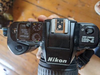 Nikon尼康相機，型號:F-401S,成色較好，后蓋卡扣損