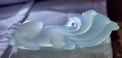 翡翠a貨~立體雕九尾狐一對，小冰藍那支種水超漂亮，小精品
