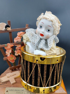 皮耶羅小丑音樂盒   音樂盒高約18cm,頭和手都是瓷的，保