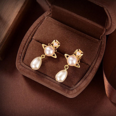 英國知名設計師品牌Vivienne Westwood土星珍珠水滴垂墜耳釘 代購