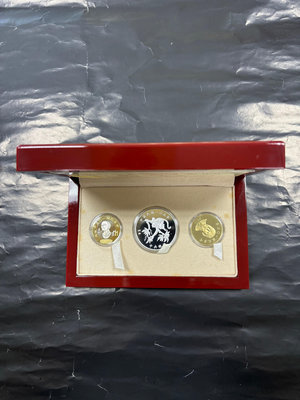 A033-台灣銀行105年猴年生肖套幣，幣佳，紙盒雪白，有收據