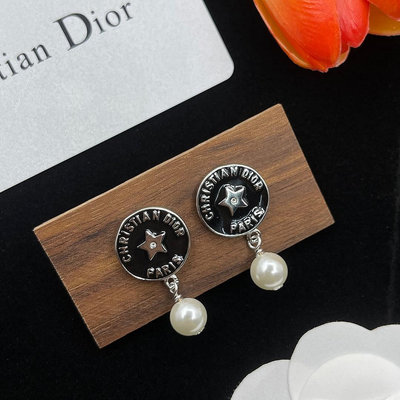 UU代購#Dior 迪奧 新款黑色圓牌耳環 珍珠吊墜耳環