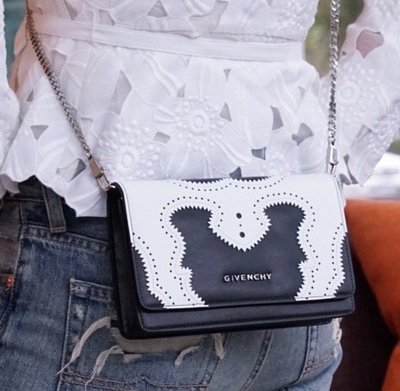 Givenchy 紀梵希 BC06250612 bow-cut bag 鐳射洞洞鍊帶肩背包 黑/白 現貨