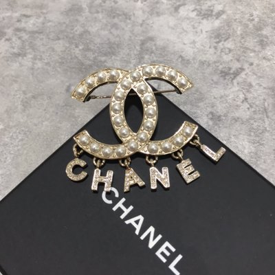 Chanel 胸針 別針 珍珠Logo 鑲鑽文字墜飾《精品女王全新&二手》