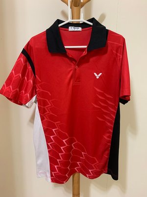 衣市藍~VICTOR 短袖羽球排汗POLO衫 (Asia:L/EUR:M~紅色~) (210804)