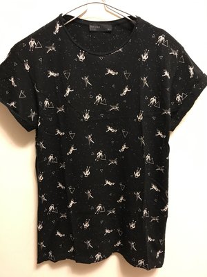 （已售出）Bershka 太空人幾何圖案roll up t shirt 很好看的圖案 M尺寸 Zara  9成新
