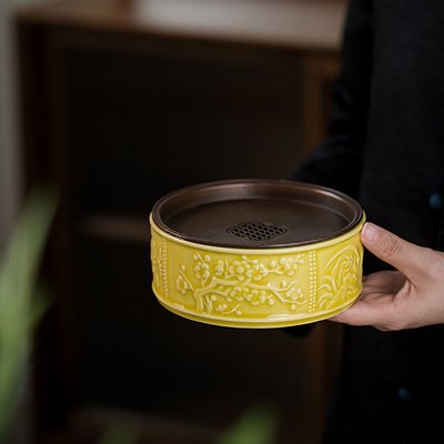 熱賣 現貨~淺黃色釉陶瓷壺承家用干泡盤創意浮雕梅蘭竹菊茶承帶蓋