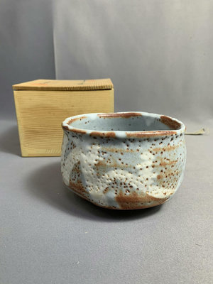 日本志野燒、鼠志野茶碗、抹茶碗，手工制作，陶制掛釉，釉水肥厚，古樸典雅