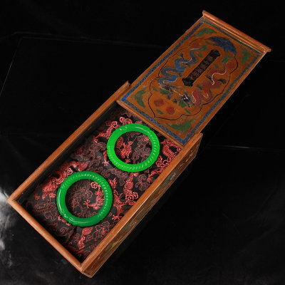 珍藏清代宮廷御用冰種極品翠玉手鐲一對 配老漆器盒一個 一套重969克 手鐲一對重161克 內徑6厘米36017498