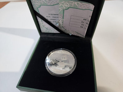 2017年熊貓銀幣，盒子完好，無磕碰；紀念幣表面無白斑，無氧