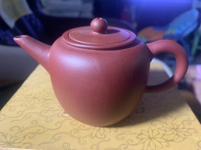 紅蘋果紫砂茶壺 底款：中國宜興 容量180cc 俗俗賣！