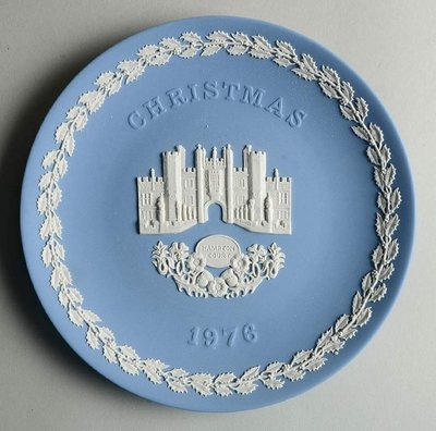 英國皇室精品 Wedgwood Jasper 碧玉 絕版藍底白浮雕經典系列年度盤 (送 1976 年次親友最佳的禮物) 