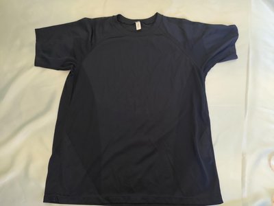 [99go] 日本 Uniqlo BODY TECH 黑色 吸濕排汗衫 設計款 孔洞造型 運動上衣 L號