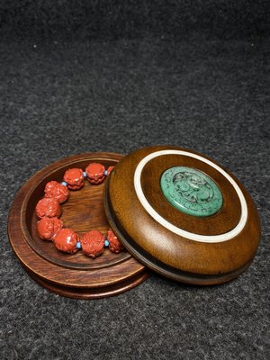 花梨木鑲嵌玉石首飾盒內放珊瑚手串佩戴紅珊瑚飾品　　這也是紅珊瑚的神秘之處和獨特魅力0011443