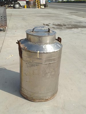 省錢二手拍賣─早期不銹鋼桶，桶口內徑20.5公分、桶底直徑31.5公分、高53公分。