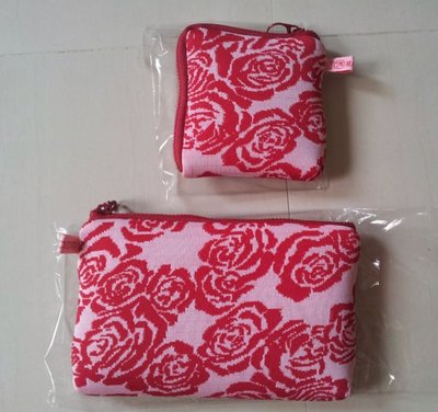 (T8) 全新時尚紅玫瑰花紋方形零錢包+多功能收納化妝包/手機套~99元起標~~