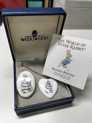 【絕版稀有】英國WEDGWOOD PETER RABBIT 彼得兔陶瓷項鍊+胸針 （含1盒+1產品紙卡）