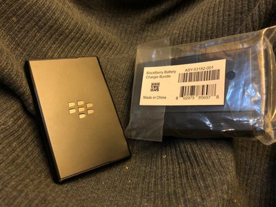Blackberry Q10 原廠電池充電盒, 全新品