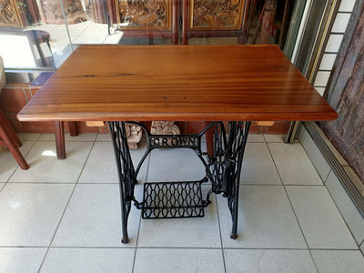 古早時候的裁縫車腳架+木板可當書桌 花台桌用