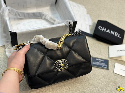 Chanel19 bag 自從歐陽娜娜帶貨后全球斷貨很難買到 皮質是羊皮有點像羽絨服包包 但是1 NO81334